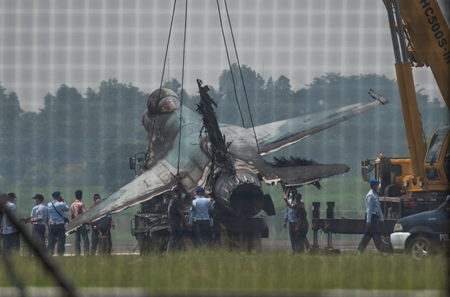 Begini Proses Evakuasi Puing F-16 yang Terbakar 